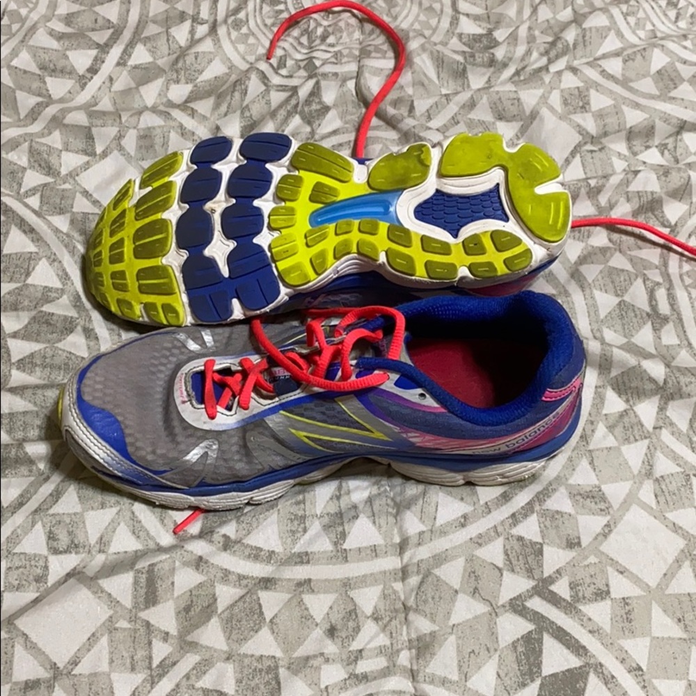 New balance tennis shoes